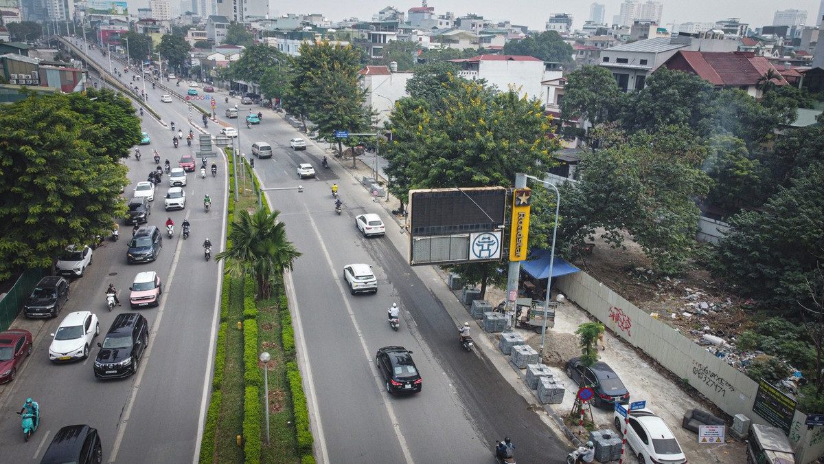 Dạo quanh các tuyến phố trung tâm của Hà Nội có thể dễ dàng nhận thấy tình trạng biển quảng cáo treo tràn lan, buộc thân cây, cột điện và khắp các toà nhà,... gây mất mỹ quan đô thị, tiềm ẩn nguy cơ mất an toàn giao thông mặc dù thành phố đã nhiều lần ra quân xử lý.