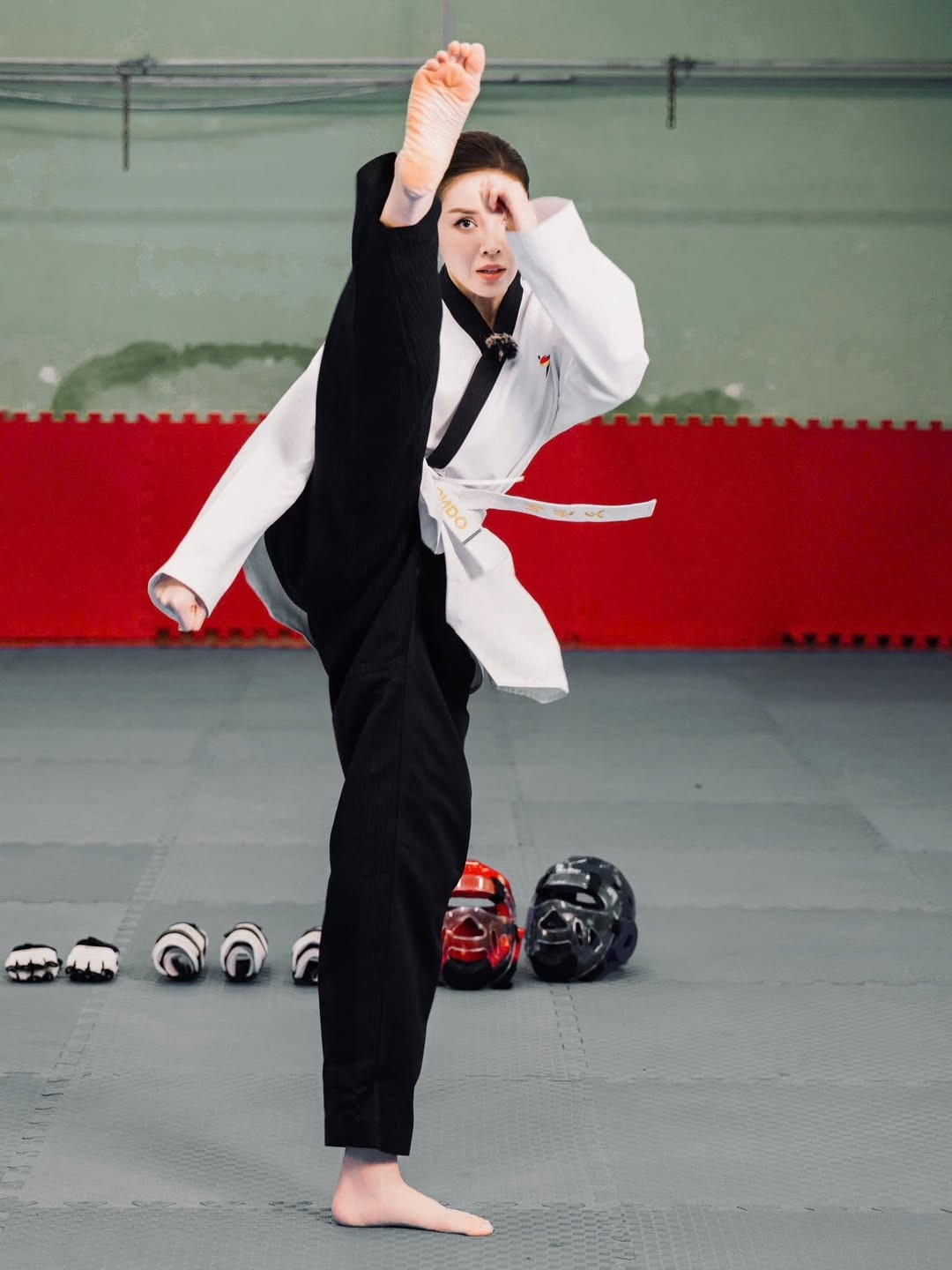 Khác hẳn hình ảnh lộng lẫy, quyến rũ thường thấy trên thảm đỏ hay sàn diễn, Hoa hậu Nguyễn Cao Kỳ Duyên xuất hiện với diện mạo khỏe khoắn, dứt khoát, toát lên khí chất tự tin của một người phụ nữ hiện đại không ngại thử thách bản thân.