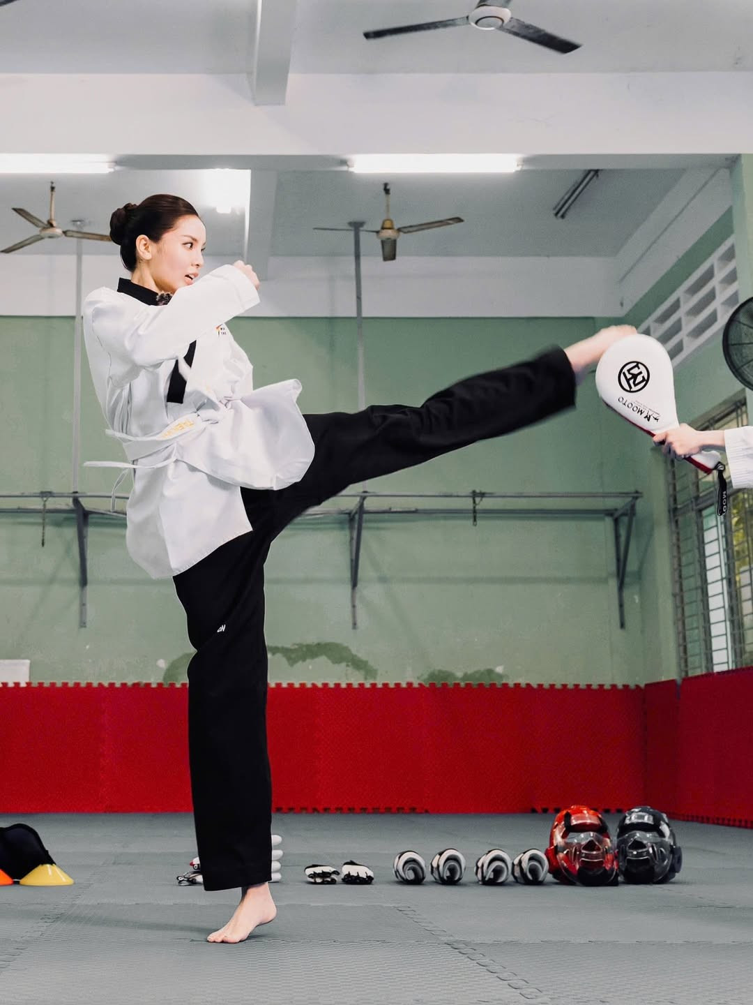 Nhan sắc của nàng hậu trong loạt ảnh này mang vẻ đẹp rất khác: ít trang điểm, làn da khỏe khoắn, đường nét gương mặt rõ ràng, vừa mềm mại nữ tính vừa phảng phất nét lạnh lùng, bản lĩnh. Chính sự đối lập giữa vẻ đẹp hình thể và tinh thần thép đã tạo nên sức hút đặc biệt cho bộ ảnh.