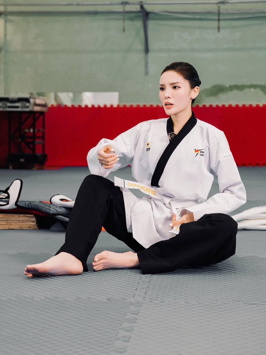 Vóc dáng thon gọn, cơ thể cân đối cùng sự linh hoạt trong từng chuyển động cho thấy nàng hậu rất nghiêm túc với việc tập luyện thể thao, coi đây là cách giữ gìn sức khỏe và tinh thần.