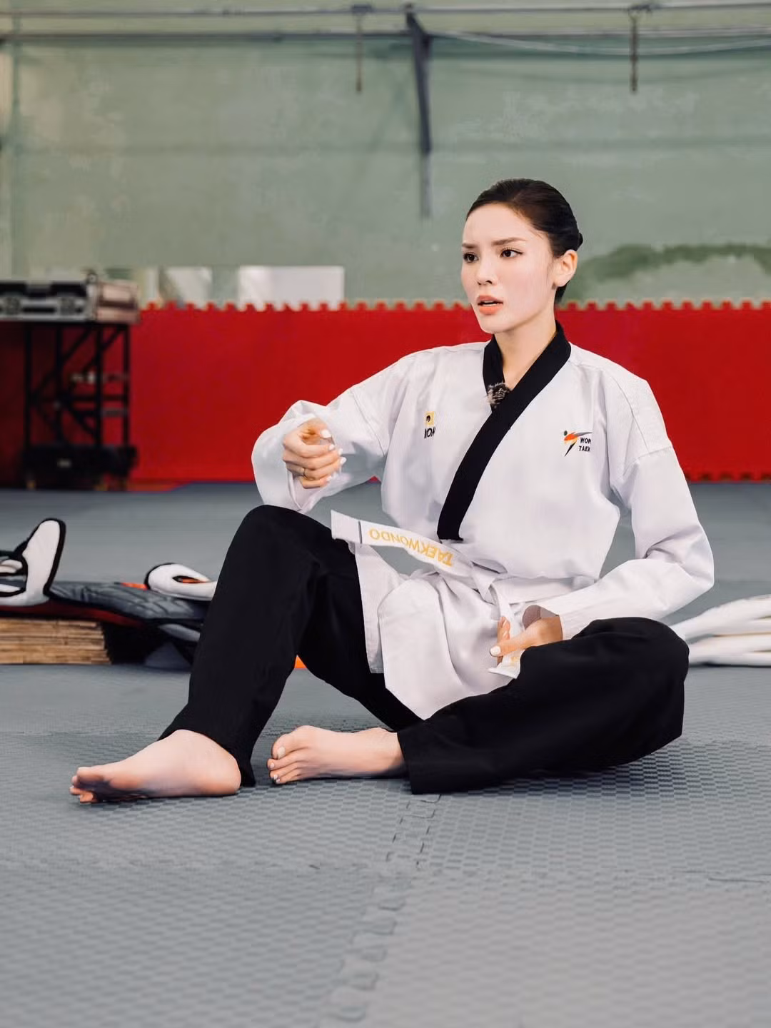 Vóc dáng thon gọn, cơ thể cân đối cùng sự linh hoạt trong từng chuyển động cho thấy nàng hậu rất nghiêm túc với việc tập luyện thể thao, coi đây là cách giữ gìn sức khỏe và tinh thần.