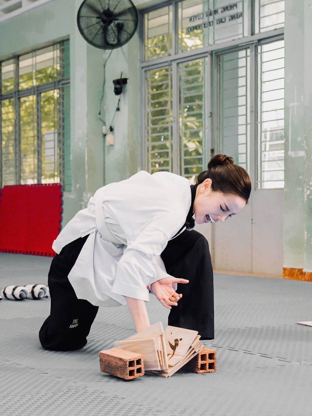 Không chỉ gây ấn tượng bởi những cú đá uy lực hay tư thế võ thuật đẹp mắt, Nguyễn Cao Kỳ Duyên còn cho thấy hình thể săn chắc, dẻo dai sau thời gian dài rèn luyện.