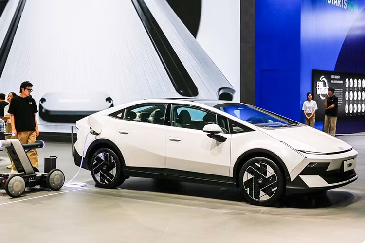 Mẫu xe điện Hyundai Ioniq V với thiết kế góc cạnh và dành riêng cho thị trường Trung Quốc vừa ra mắt tại Triển lãm Ô tô Bắc Kinh 2026 diễn ra vào tháng trước. Tân binh này sở hữu ngoại hình khác biệt hoàn toàn so với các mẫu xe điện Hyundai Ioniq bán tại phương Tây khiến nhiều người dùng khá tò mò.