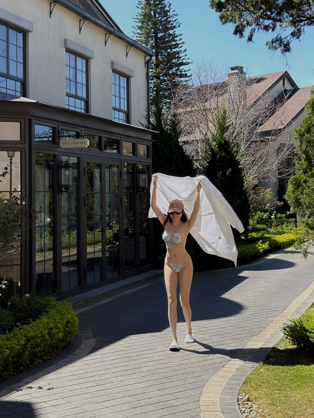 Sinh năm 1996, MC Thanh Thanh Huyền có tên đầy đủ Đặng Dương Thanh Thanh Huyền, cô là MC song ngữ nổi tiếng của VTV.