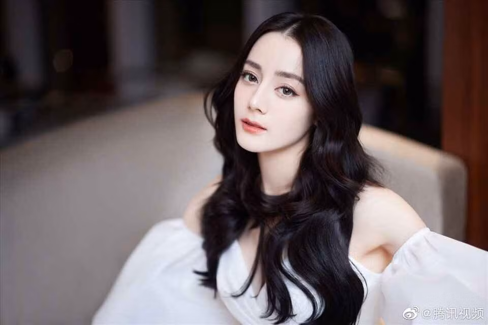 Sự nghiệp của Nhiệt Ba trong giai đoạn này cũng cho thấy sự trưởng thành tương xứng. Không còn đóng khung trong những vai diễn thiếu nữ ngây thơ, nữ diễn viên đang tích cực lựa chọn những kịch bản có chiều sâu, đòi hỏi khả năng diễn xuất phức tạp hơn.