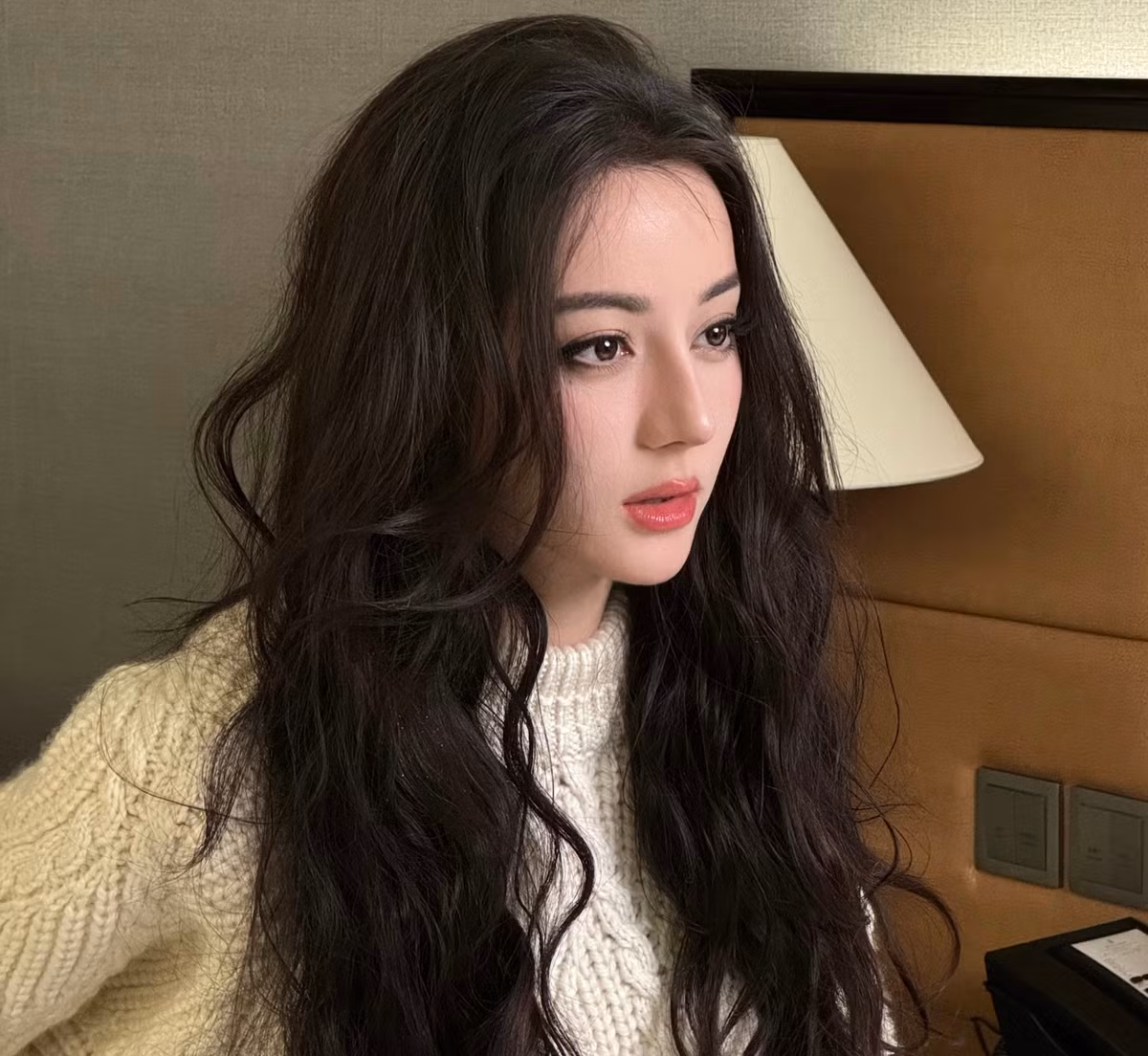 Các sự kiện lớn trong giai đoạn cuối năm 2024 và nửa đầu năm 2025 là minh chứng rõ nét cho điều này. Từ những bộ đầm dạ hội cắt xẻ tinh tế, khoe trọn đường cong cơ thể hoàn mỹ cho đến những bộ trang phục menswear cá tính, mỗi lần xuất hiện của Nhiệt Ba đều trở thành tâm điểm truyền thông, tạo ra những cuộc thảo luận sôi nổi trên các diễn đàn mạng xã hội.