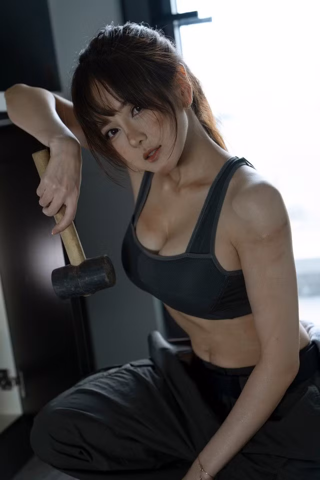 Sự kết hợp bất ngờ giữa vẻ đẹp quyến rũ và hình ảnh người thợ sửa ống nước mạnh mẽ đã tạo nên một sức hút khó cưỡng cho bộ ảnh của Trang Bít Tết.