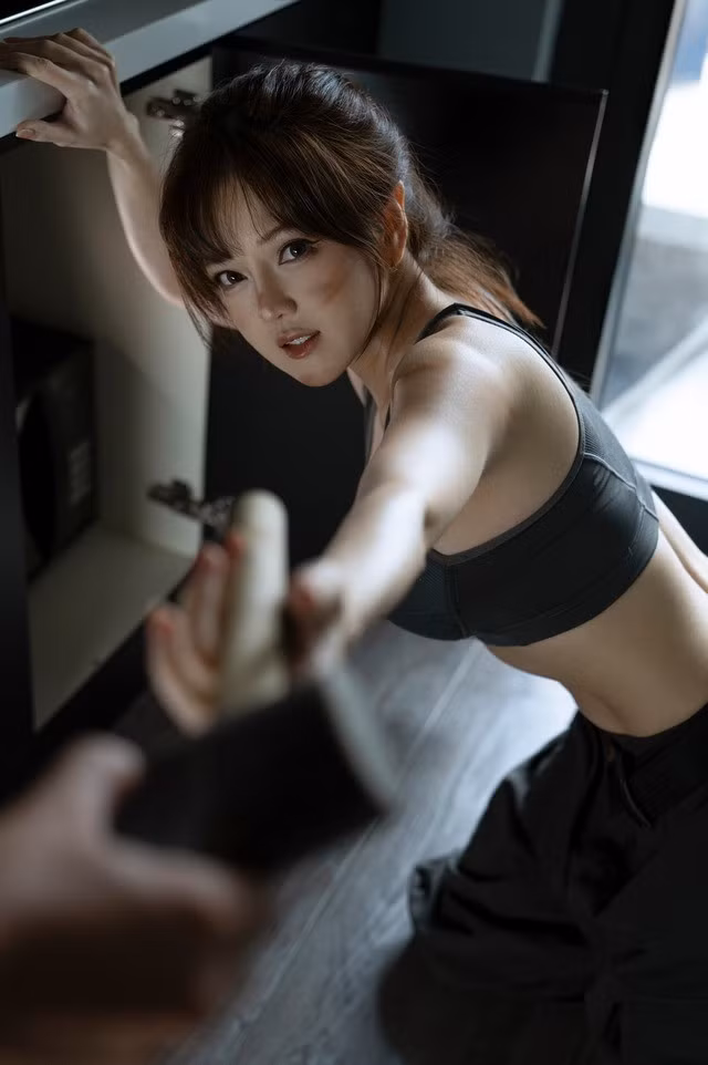 Nàng hot girl khéo léo khoe những đường cong quyến rũ trong bộ trang phục thợ sửa ống nước được biến tấu đầy táo bạo, kết hợp với những tư thế tạo dáng ấn tượng, làm nổi bật vẻ đẹp đầy sức sống và gợi cảm.