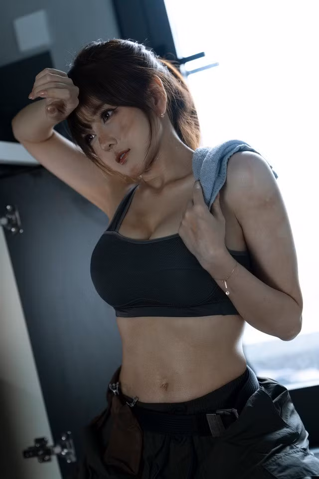 Sau màn khẳng định sắc vóc "vượt thời gian", giữ vững phong độ về ngoại hình, Trang Bít Tết mới đây lại gây chú ý khi xuất hiện với dự án biến hình thành thợ sửa ống nước.