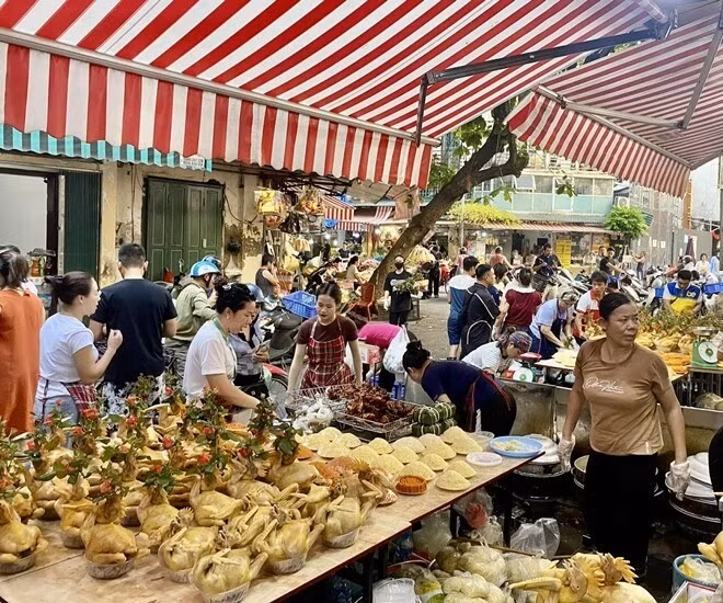 Ghi nhận tại chợ Hàng Bè (Hà Nội) vào sáng 15 âm lịch (đúng rằm tháng 7), ngay từ sớm, các lối đi ở chợ đã khá đông đúc.