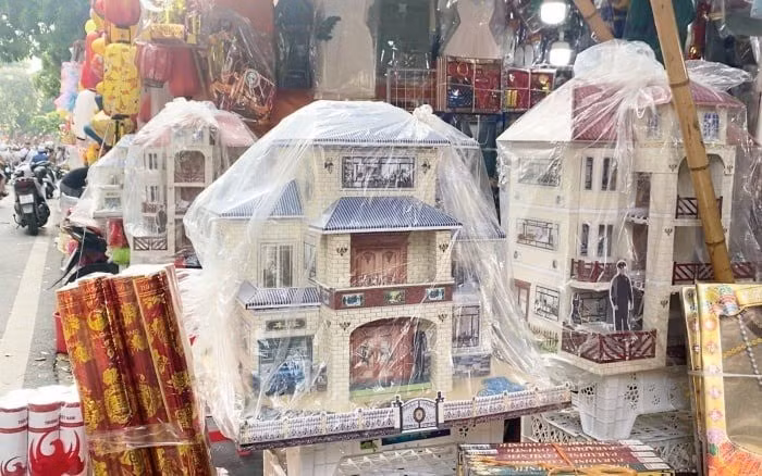 Ghi nhận của PV tại phố Hàng Mã đa phần các cửa hàng kinh doanh đồ vàng mã đều khá ế ẩm.