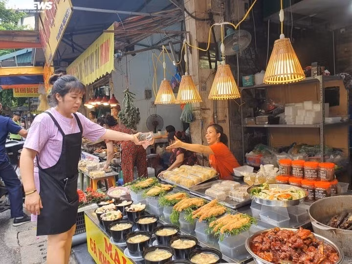 Cũng vào đúng ngày rằm tháng 7, mức mua sắm của một gia đình trên dưới 2 triệu đồng là có một mâm cỗ cúng tươm tất. Đối với các gia đình không có nhiều thời gian chuẩn bị, có thể chọn mâm cỗ 9 món bày sẵn với giá từ 1,5 triệu đồng trở lên.