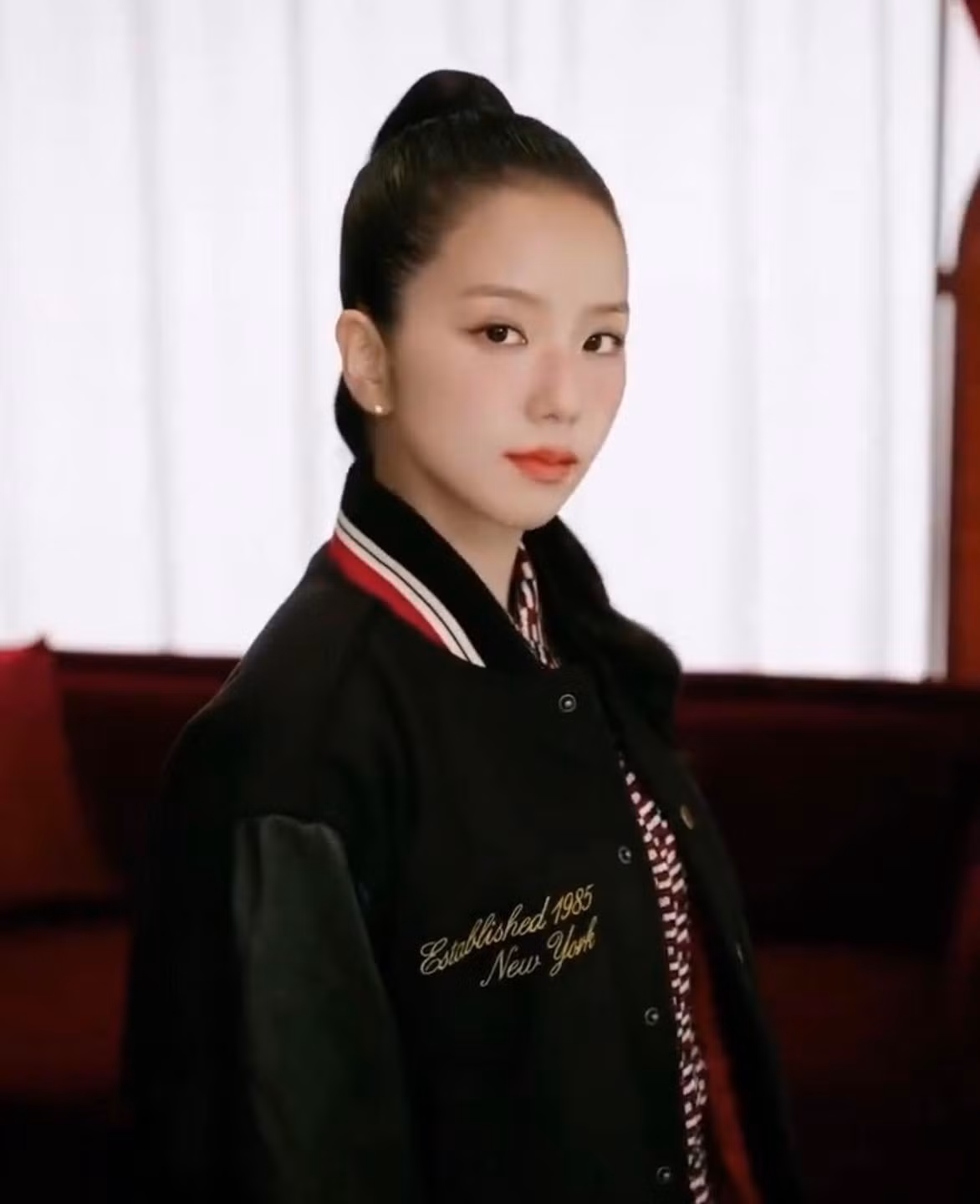 Ở mảng thời trang, Jisoo được xem là biểu tượng phong cách của châu Á, giữ vai trò đại sứ toàn cầu cho nhiều thương hiệu xa xỉ như Dior, Cartier hay Tommy Hilfiger. Mỗi lần xuất hiện tại các sự kiện lớn, cô đều tạo hiệu ứng truyền thông mạnh mẽ, được giới mộ điệu đánh giá cao về gu thẩm mỹ và khả năng định hình xu hướng.