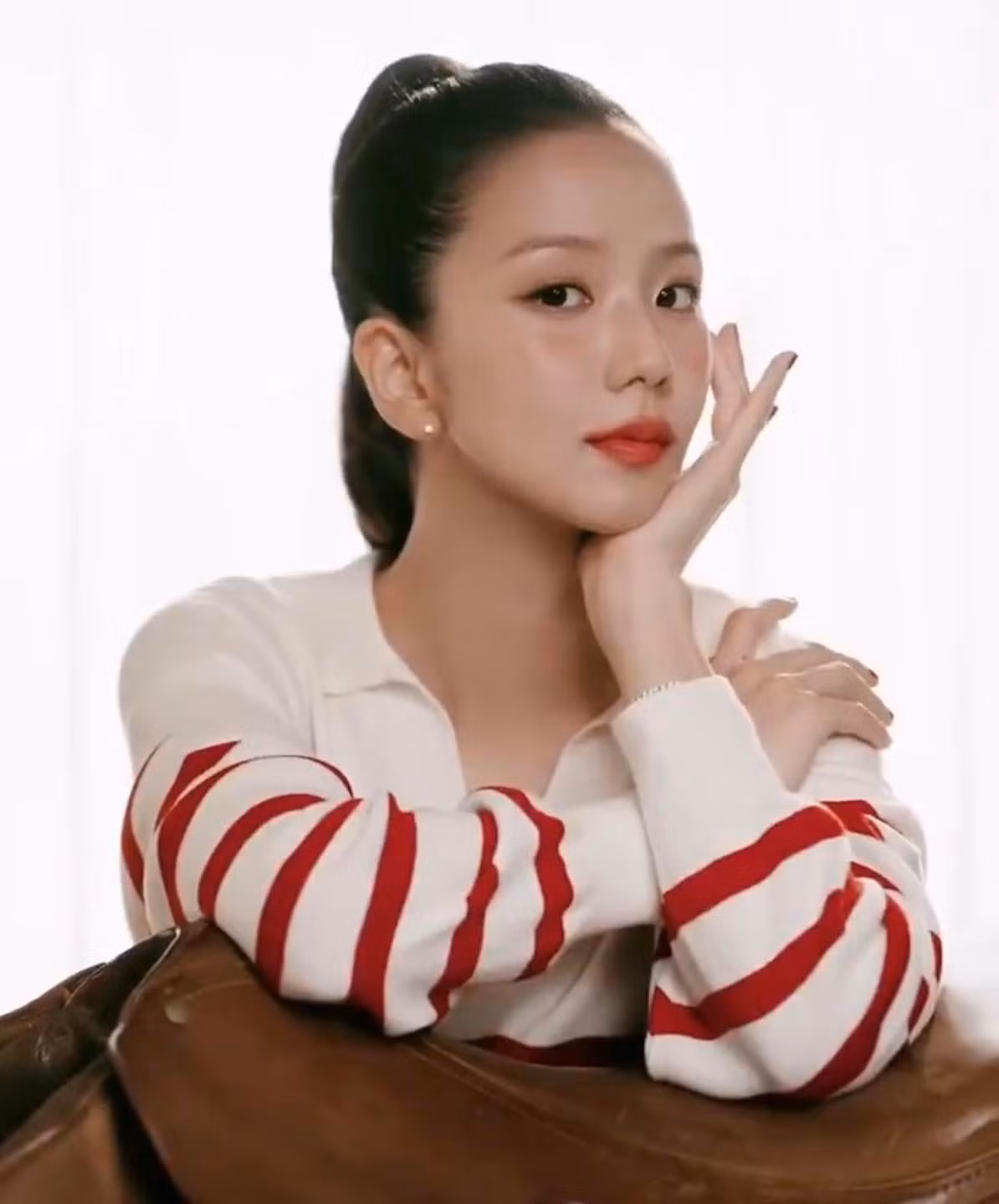 Không chỉ thành công cùng nhóm, Jisoo còn ghi dấu ấn mạnh mẽ trong sự nghiệp solo. Năm 2023, cô phát hành album Me, lập kỷ lục trở thành album triệu bản đầu tiên của một nữ nghệ sĩ solo Hàn Quốc, khẳng định sức hút cá nhân vượt trội.