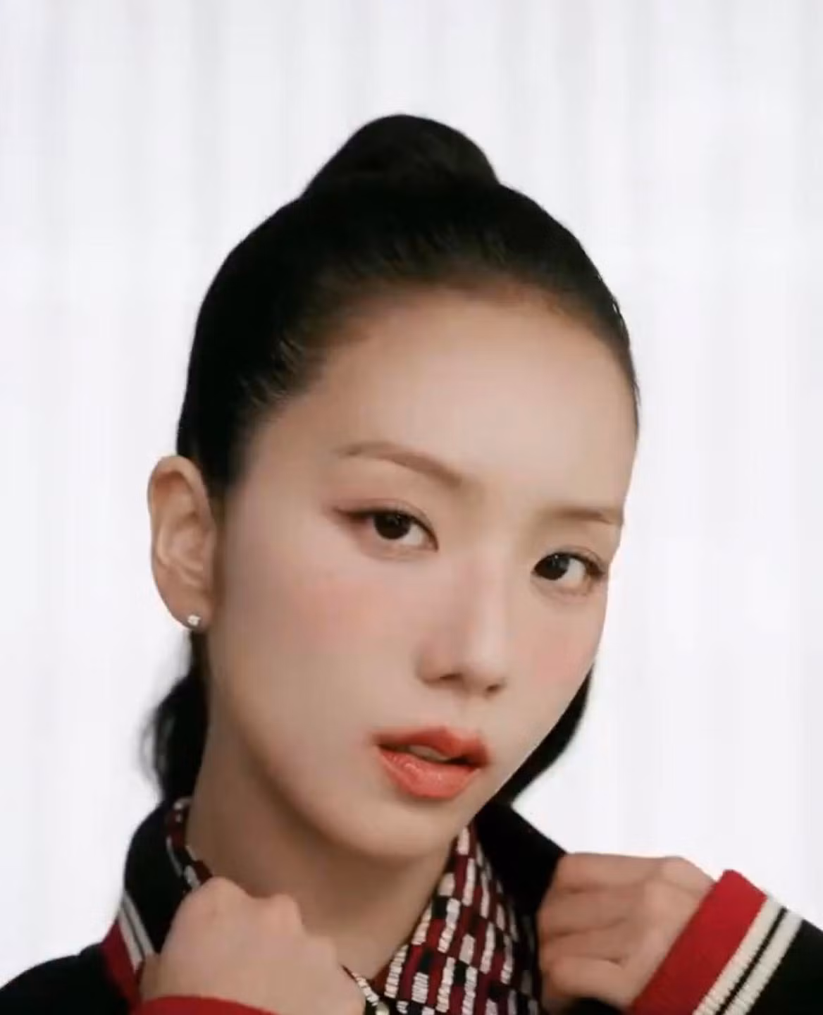 Song song âm nhạc, Kim Jisoo cũng lấn sân diễn xuất với vai nữ chính trong bộ phim truyền hình Snowdrop (2021–2022). Dù còn nhiều ý kiến trái chiều, không thể phủ nhận nỗ lực nghiêm túc và tiềm năng phát triển của cô trong lĩnh vực điện ảnh.