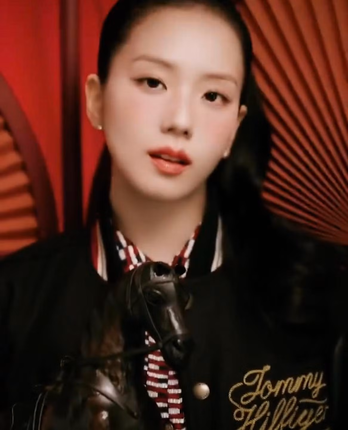 Mái tóc buộc cao gọn gàng càng làm nổi bật ngũ quan sắc sảo, trong khi cách biểu cảm tiết chế mang lại cảm giác sang trọng, quyền lực nhưng vẫn giữ được nét dịu dàng vốn có.