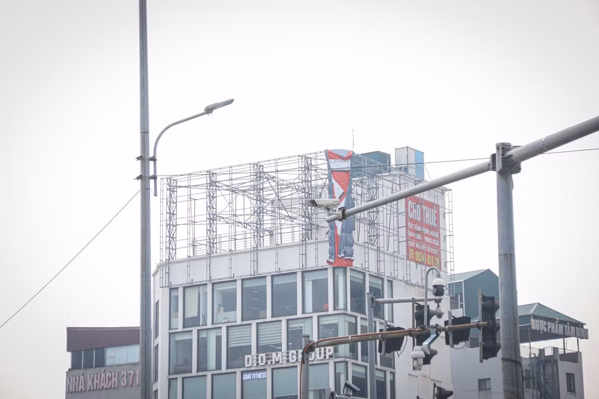 Nhiều tấm biển quảng cáo sau khi tháo dỡ dẫn đến tình trạng "trơ khung sắt" nhìn rất nhếch nhác.
