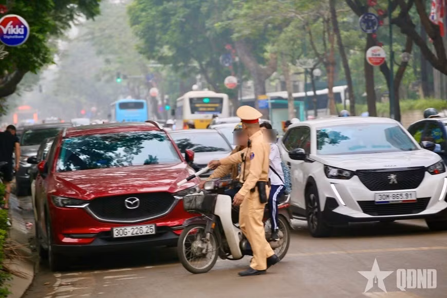 Các trường hợp vi phạm được lực lượng chức năng dừng xe, xử lý.