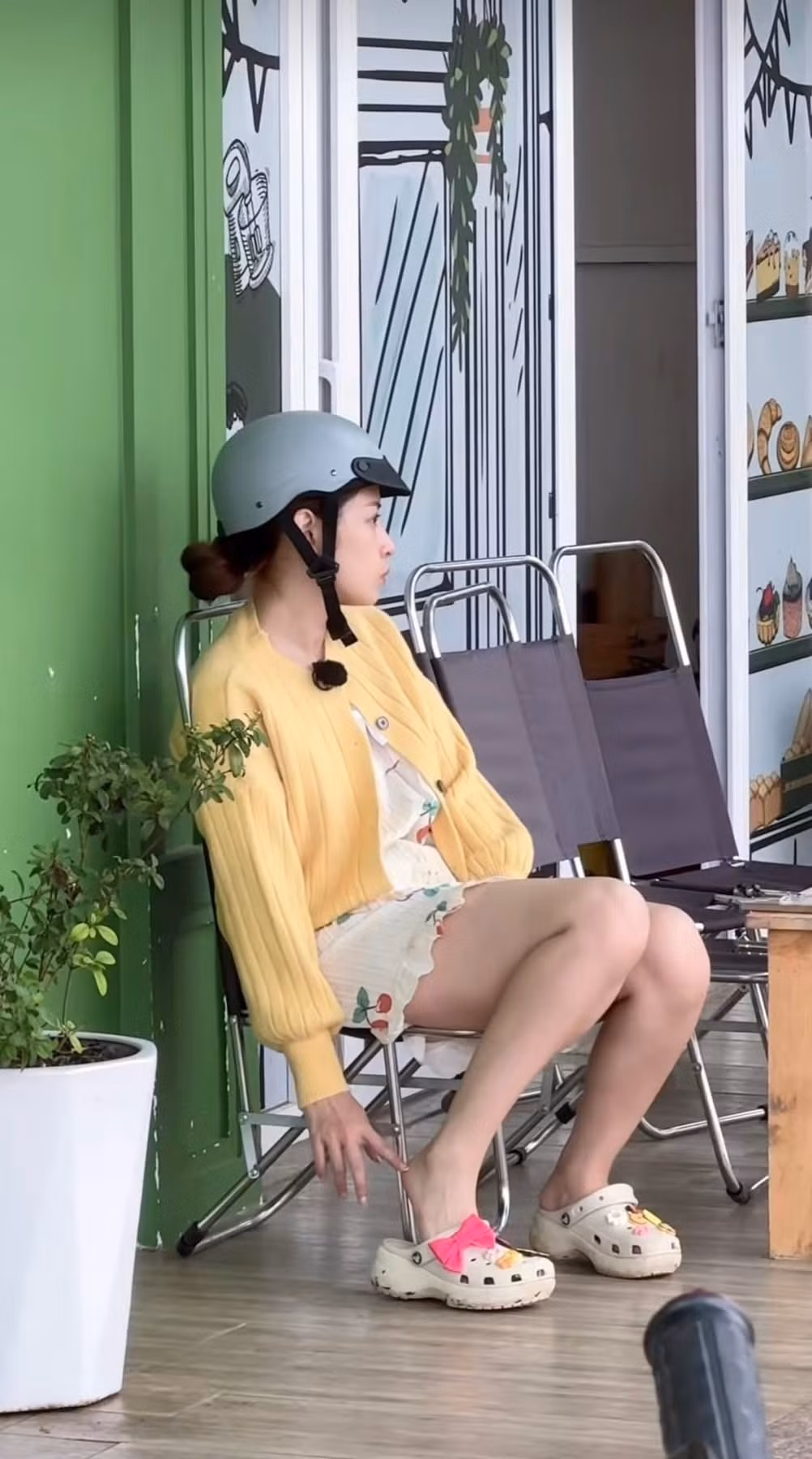 Dù xuất hiện trong bối cảnh giản dị, nhan sắc của Chi Pu vẫn là điểm khiến nhiều người chú ý. Gương mặt gần như không trang điểm, làn da mịn màng, đôi mắt to tròn cùng các đường nét thanh tú giúp cô vẫn giữ được vẻ xinh xắn tự nhiên.