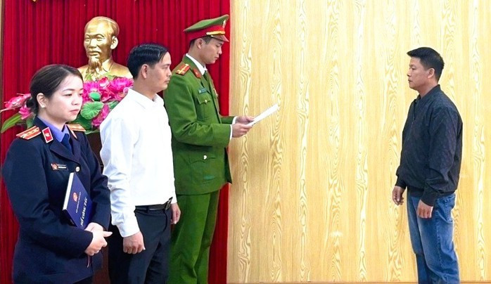 Các cơ quan tố tụng thi hành lệnh khởi tố, bắt tạm giam chủ cơ sở sản xuất dấm ăn kém chất lượng. Ảnh: Công an Ninh Bình