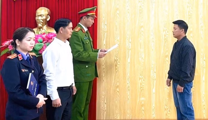 Các cơ quan tố tụng thi hành lệnh khởi tố, bắt tạm giam chủ cơ sở sản xuất dấm ăn kém chất lượng. Ảnh: Công an Ninh Bình