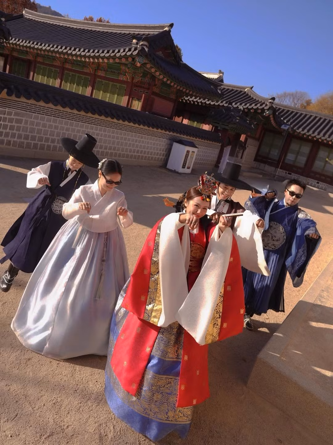 Mỗi lần xuất hiện của Phương Ly đều tạo thành trào lưu, đặc biệt là thời trang và phong cách chụp ảnh.