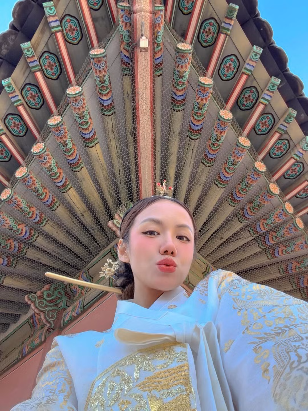 Ánh nắng buổi chiều đổ xuống khiến gương mặt nữ ca sĩ càng trở nên bừng sáng, tạo nên loạt ảnh mang đậm chất điện ảnh, khiến người xem không khỏi liên tưởng đến hình ảnh các 'quý phi hoàng tộc thời Joseon'.