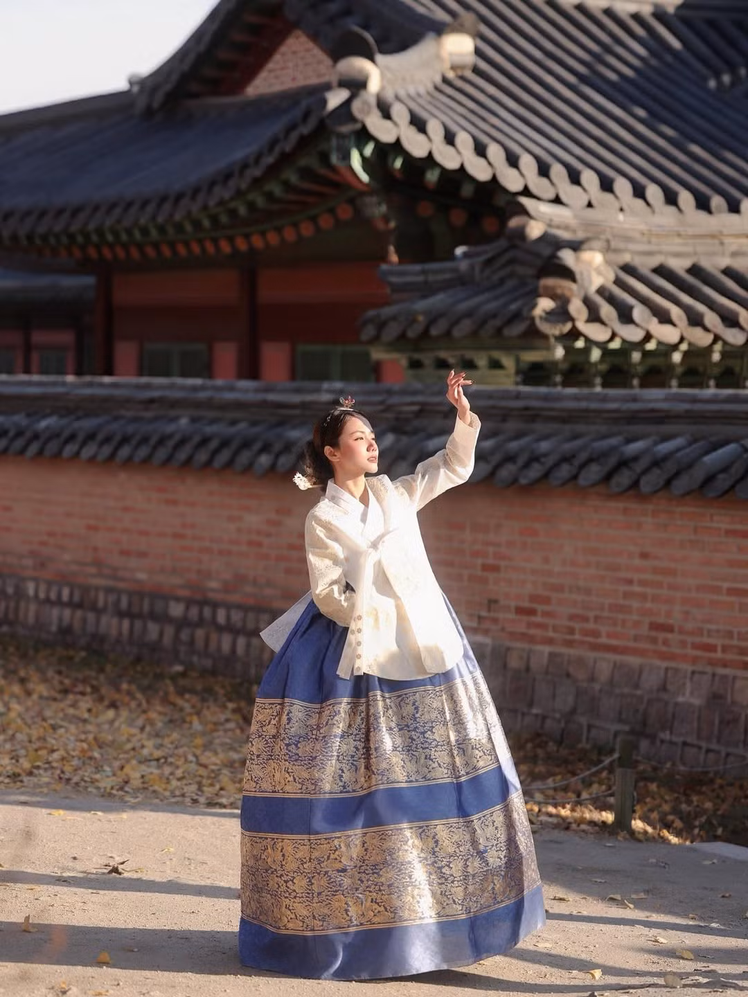 Phương Ly luôn giữ hình ảnh sạch, kín tiếng đời tư, tập trung vào nghệ thuật.