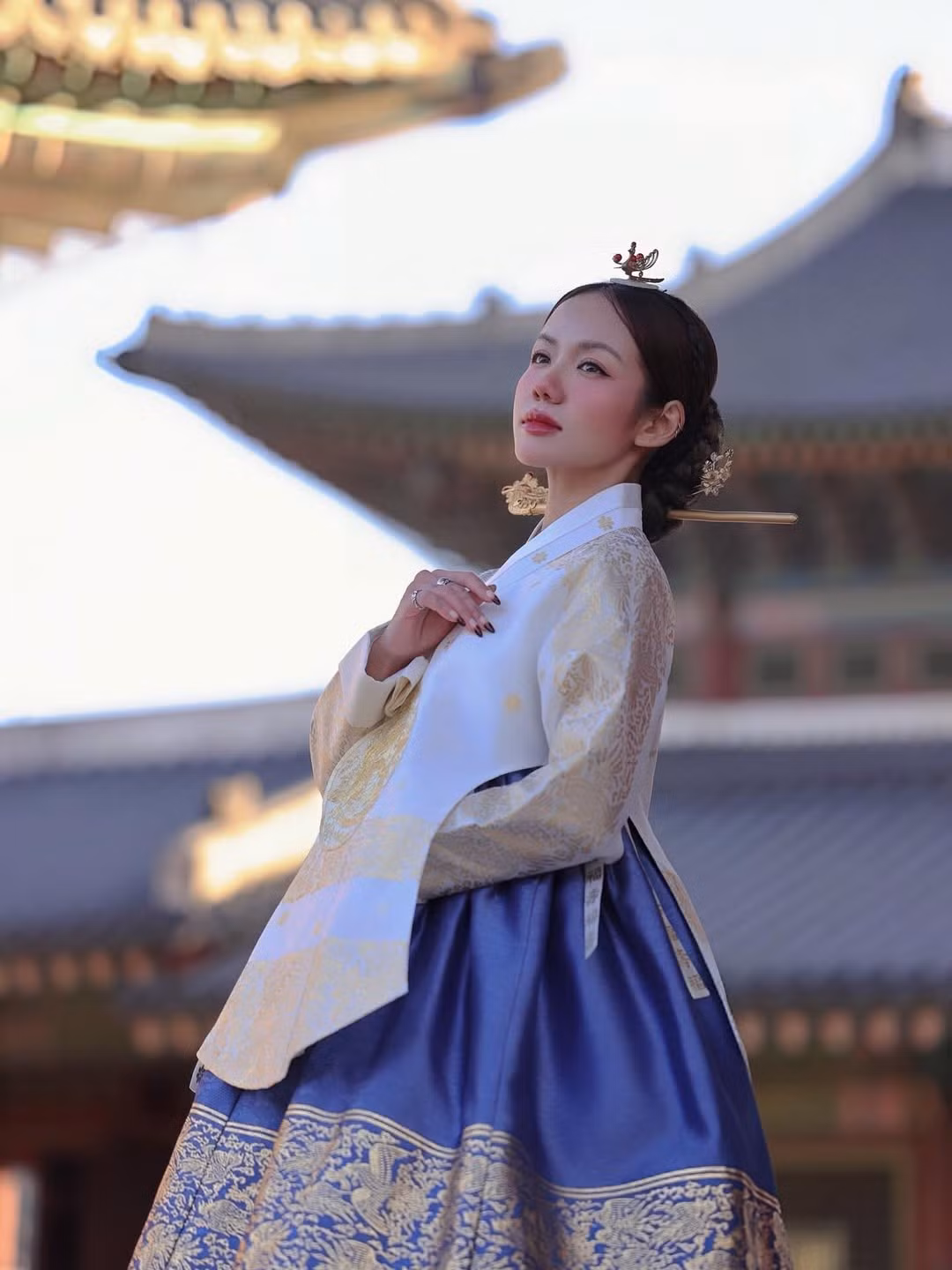 Nữ ca sĩ Phương Ly mới đây khiến cộng đồng mạng không khỏi trầm trồ khi đăng loạt ảnh hóa thân thành mỹ nhân hoàng gia trong trang phục hanbok truyền thống tại một cung điện cổ kính ở Hàn Quốc. Mỗi khoảnh khắc đều ghi lại vẻ đẹp mong manh, đài các và đầy cuốn hút của nữ ca sĩ.