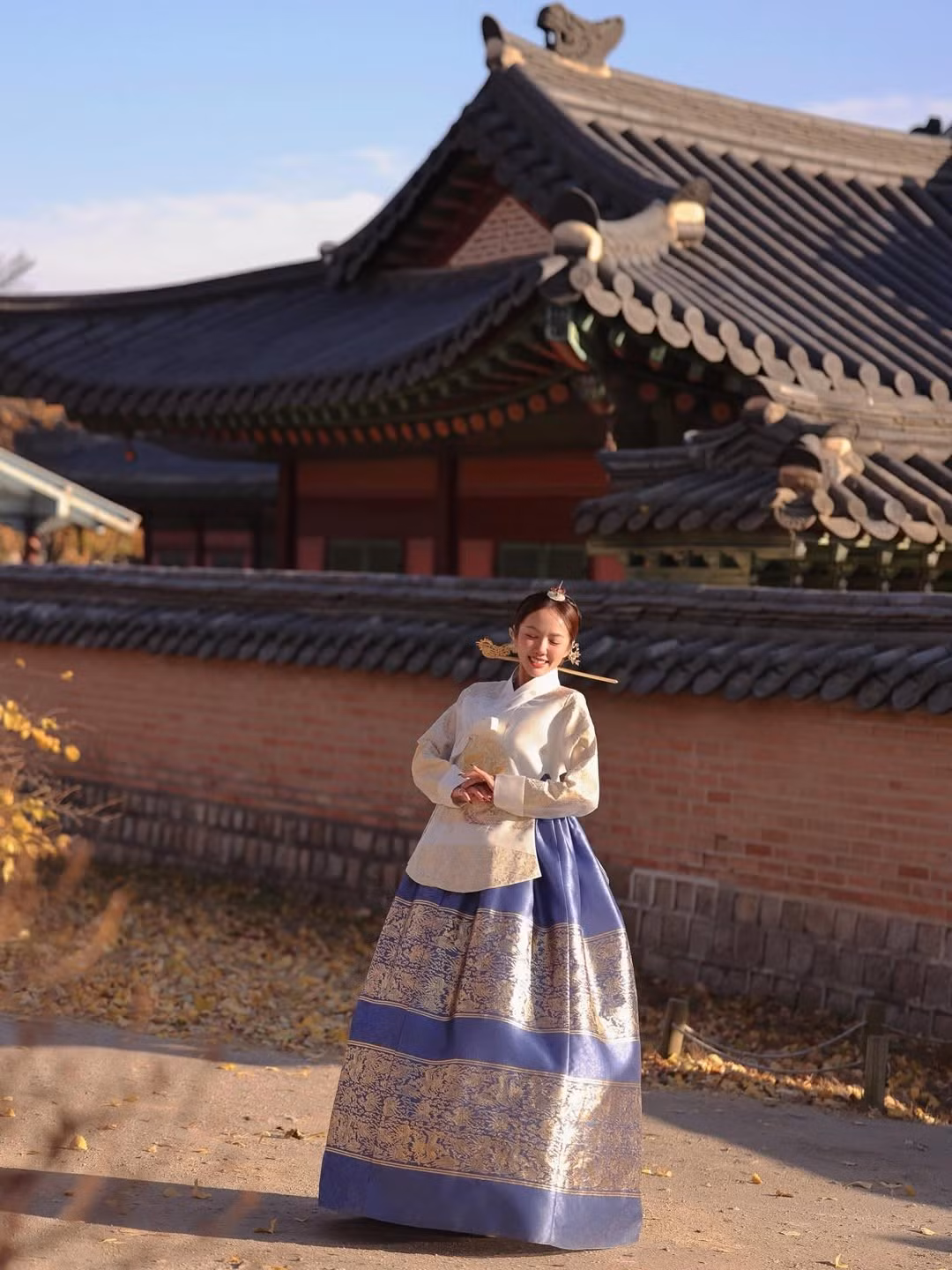 Trong các bức hình, Phương Ly xuất hiện với hanbok mang tông trắng – xanh – vàng sang trọng, họa tiết thêu tinh xảo, tạo nên vẻ đẹp quyền quý như bước ra từ một bộ phim cổ trang.