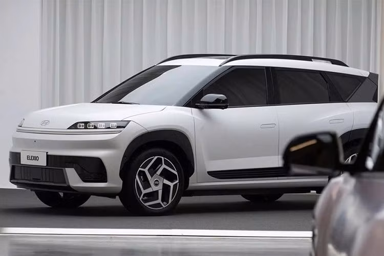 Tiếp theo là các đường gân nổi bật và hốc bánh rõ nét, tạo cảm giác chắc chắn cho khu vực sườn xe. Bên cạnh đó là đường chéo đặc trưng ở cột D, tay nắm cửa ẩn và bộ mâm 20 inch đa chấu. Phía sau, xe sở hữu thiết kế theo phong cách tối giản với cụm đèn hậu kéo dài tương tự phía trước.