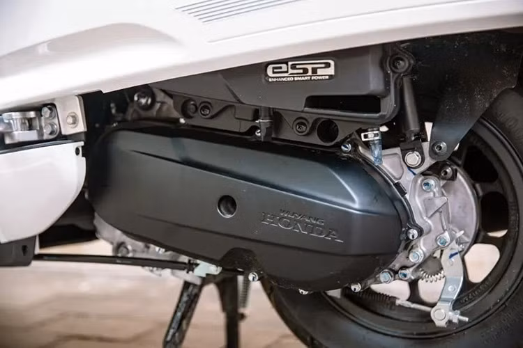 NWF125 2025 được trang bị động cơ Honda eSP (Enhanced Smart Power) 125cc, xi-lanh đơn, làm mát bằng không khí, cho công suất tối đa 9,38 mã lực tại 7.750 vòng/phút và mô-men xoắn cực đại 10 Nm tại 5.750 vòng/phút. Mức tiêu hao nhiên liệu của mẫu xe này chỉ khoảng 1,87 lít/100 km.