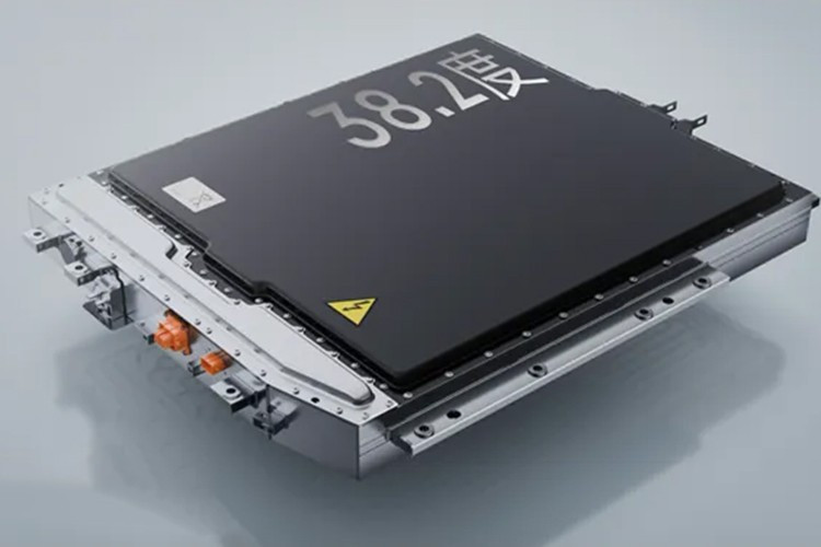 Ngoài ra, xe còn được trang bị hộp số DHT 3 cấp và 2 tùy chọn pin lithium-sắt-photphat (LFP) với dung lượng 18,4 kWh và 38,2 kWh. Cụm pin tiêu chuẩn cho phạm vi vận hành chỉ bằng mô-tơ điện là 120 km theo tiêu chuẩn CLTC.