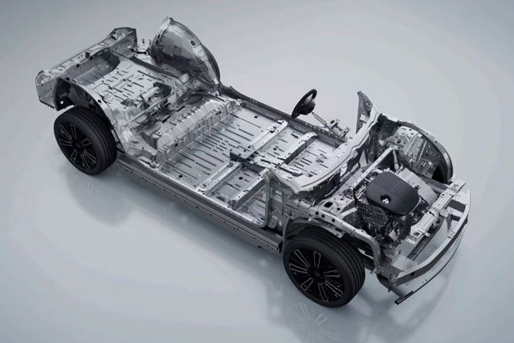 Lynk &amp; Co 10 EM-P có 3 màu sơn ngoại thất mới, gồm tím, vàng và be. Trong khi đó, nội thất có 4 tùy chọn màu sắc là cam, trắng, đen và đen - vàng. Tổng diện tích không gian nội thất của xe đạt 4,8 mét vuông, khoảng không trên đầu hành khách phía trước là 1.014 mm và phía sau là 951 mm.