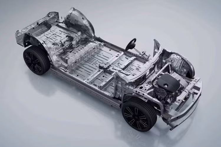 Lynk &amp; Co 10 EM-P có 3 màu sơn ngoại thất mới, gồm tím, vàng và be. Trong khi đó, nội thất có 4 tùy chọn màu sắc là cam, trắng, đen và đen - vàng. Tổng diện tích không gian nội thất của xe đạt 4,8 mét vuông, khoảng không trên đầu hành khách phía trước là 1.014 mm và phía sau là 951 mm.