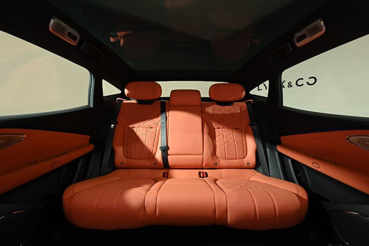 Tổng công suất của hệ truyền động này đạt 390 kW (523 mã lực) và mô-men xoắn cực đại 755 Nm. Nhờ đó, xe có khả năng tăng tốc từ 0-100 km/h trong 5,1 giây và mức tiêu thụ nhiên liệu 4,2 lít/100 km theo tiêu chuẩn CLTC của Trung Quốc.