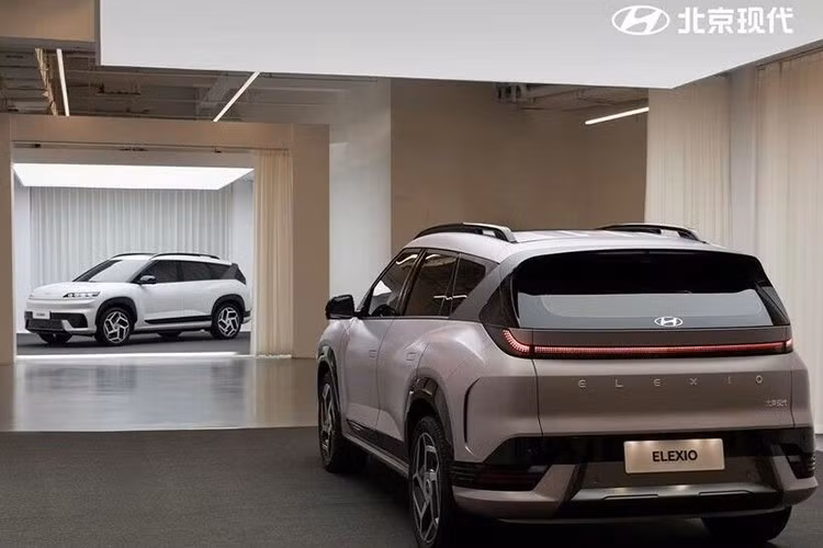 Dải đèn LED kéo dài này cùng logo phát sáng giúp tăng độ nhận diện và tạo cảm giác công nghệ cao cho tân binh nhà Hyundai. Trong khi đó, cản trước được thiết kế khỏe khoắn với hai tông màu, thể hiện phong cách “cao cấp táo bạo”.