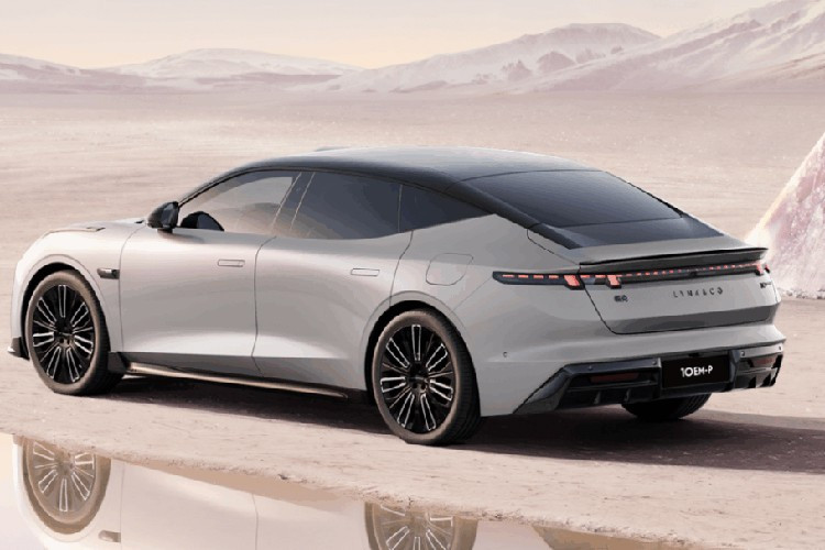 Được phát triển trên kiến trúc CMA Evo, Lynk &amp; Co 10 EM-P có kích thước khá lớn. Theo đó, xe sở hữu kích thước dài x rộng x cao lần lượt 5.050 x 1.966 x 1.487 mm và chiều dài cơ sở 3.005 mm. So với Lynk &amp; Co Z10, xe dài hơn 22 mm và cao hơn từ 19-24 mm, tùy phiên bản.