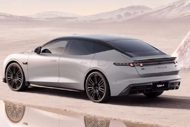 Được phát triển trên kiến trúc CMA Evo, Lynk &amp; Co 10 EM-P có kích thước khá lớn. Theo đó, xe sở hữu kích thước dài x rộng x cao lần lượt 5.050 x 1.966 x 1.487 mm và chiều dài cơ sở 3.005 mm. So với Lynk &amp; Co Z10, xe dài hơn 22 mm và cao hơn từ 19-24 mm, tùy phiên bản.