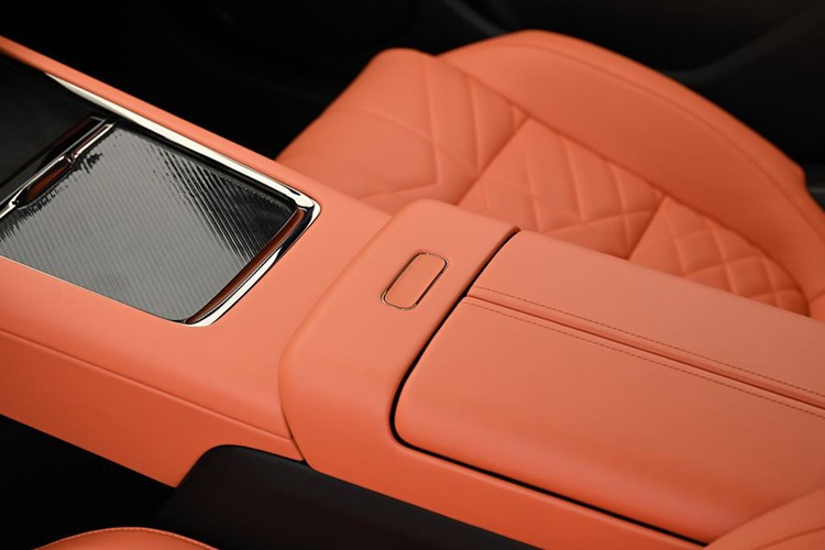 Trong đó, hàng ghế sau có thể điều chỉnh góc ngả từ 117° đến 124°. Xe còn tích hợp tủ lạnh 5,7 lít với khả năng làm lạnh từ -6℃ đến 10℃ và hâm nóng từ 35℃ đến 50℃. Bàn gập tích hợp vào lưng ghế trước có thể chịu lực tối đa 15 kg.