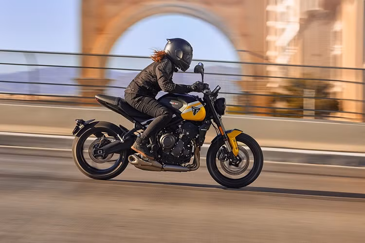 Triumph Trident 660 mang phong cách retro hiện đại và cá tính. Đặc biệt, phiên bản 2025 được giới thiệu với ba màu sắc mới đầy ấn tượng: Cosmic Yellow (Vàng vũ trụ), Cobalt Blue (Xanh Cô-ban) và Diablo Red (Đỏ quỷ).
