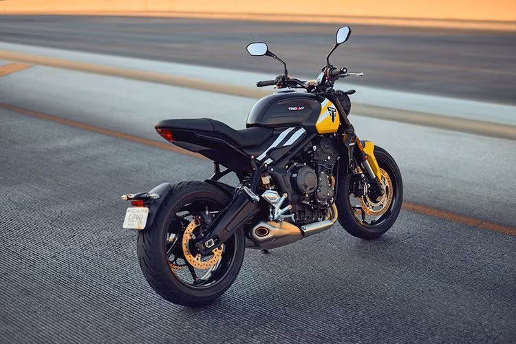 Bên cạnh các thay đổi về trang bị, Trident 660 vẫn sử dụng động cơ ba xi-lanh 660cc làm mát bằng chất lỏng vẫn được giữ nguyên, cho công suất 81 mã lực và mô-men xoắn 64Nm, đi kèm hộp số 6 cấp.