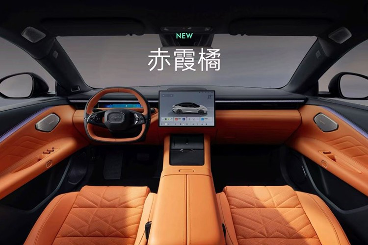 Mẫu xe Trung Quốc này sở hữu những trang bị đáng chú ý như hệ thống âm thanh 23 loa Harman Kardon và tất cả các ghế đều có chức năng massage/thông gió/sưởi ấm/chỉnh điện.