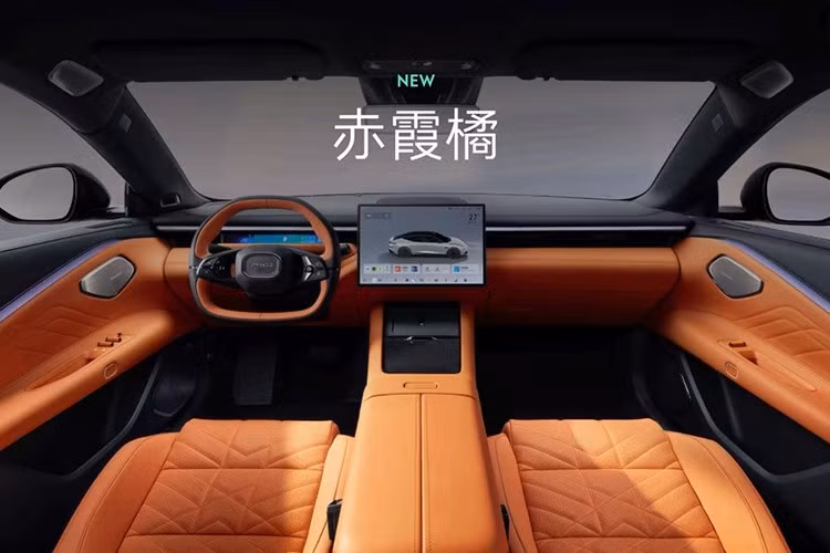 Mẫu xe Trung Quốc này sở hữu những trang bị đáng chú ý như hệ thống âm thanh 23 loa Harman Kardon và tất cả các ghế đều có chức năng massage/thông gió/sưởi ấm/chỉnh điện.