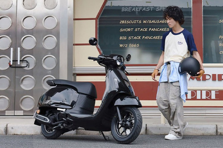 Đặc biệt, Honda NWF125 2025 phiên bản cao cấp nhất ABS PRO Smart Trunk được trang bị nhiều tính năng sang trọng như giám sát áp suất lốp, sưởi ấm tay lái và kính chắn gió nguyên bản, giúp cải thiện toàn diện tính thực dụng và an toàn.