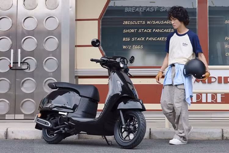 Đặc biệt, Honda NWF125 2025 phiên bản cao cấp nhất ABS PRO Smart Trunk được trang bị nhiều tính năng sang trọng như giám sát áp suất lốp, sưởi ấm tay lái và kính chắn gió nguyên bản, giúp cải thiện toàn diện tính thực dụng và an toàn.