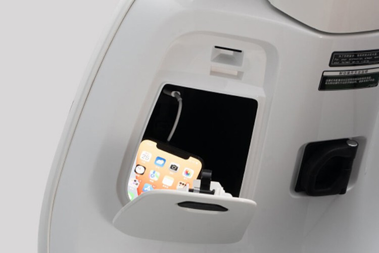 Tính năng kết nối với điện thoại của NW F125 cũng rất tân tiến nhờ một loạt tính năng: định vị xe, báo động, định vị qua bảng đồng hồ với bản đồ cụ thể, theo dõi các thông tin về xe, cập nhật phần mềm qua mạng...