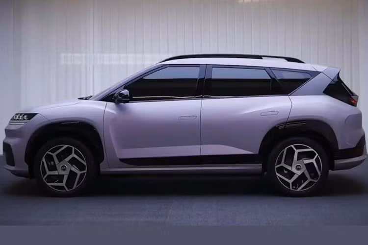 Qua những hình ảnh do hãng tung ra, có thể thấy nội thất của xe nổi bật với màn hình kép 27 inch có độ phân giải 4K và độ sáng lên đến 1000 cd/m². Vô lăng được trang bị lẫy chuyển số thể thao, cho phép người lái tùy chỉnh 4 cấp độ thu hồi năng lượng và kích hoạt chế độ lái một bàn đạp.