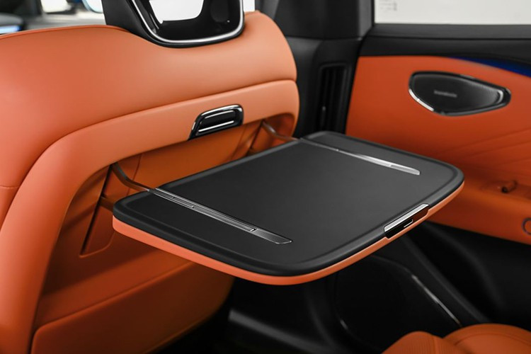 "Trái tim" của mẫu xe Trung Quốc này là động cơ xăng tăng áp có mã BHE15-CFZ với dung tích 1.5L, hiệu suất nhiệt 46,1% và công suất tối đa 120 kW (khoảng 161 mã lực). Động cơ kết hợp với 2 mô-tơ điện có công suất lần lượt là 180 kW (241 mã lực) và 90 kW (121 mã lực).