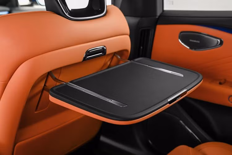 "Trái tim" của mẫu xe Trung Quốc này là động cơ xăng tăng áp có mã BHE15-CFZ với dung tích 1.5L, hiệu suất nhiệt 46,1% và công suất tối đa 120 kW (khoảng 161 mã lực). Động cơ kết hợp với 2 mô-tơ điện có công suất lần lượt là 180 kW (241 mã lực) và 90 kW (121 mã lực).